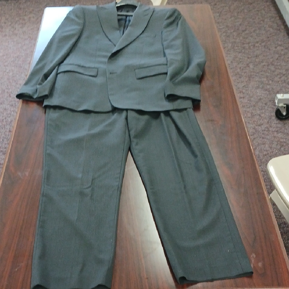 Calvin Klein Gray Suit with Notched Lapels and Straight Leg Trousers